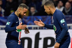  巴黎圣日耳曼客场逆转击败里昂，积分榜领跑优势扩大  