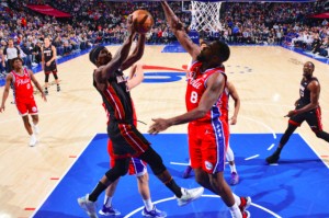  马克西替补登场砍下三双助费城翻盘