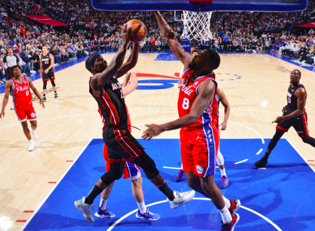  马克西替补登场砍下三双助费城翻盘